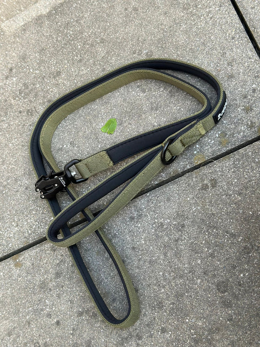 Taktische Hundeleine ULTRA LIGHT XXS Army Green – 1,5 m mit Mini-Froschkarabiner